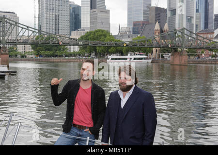 Acteurs Wanja mues (à gauche) et Antoine Monot Jr., (droite) posent sur la passerelle du bateau qui est administré par mues' personnage Leo dans l'émission de télévision. 4 nouveaux épisodes de la relance de la série TV 'Ein Fall für zwei' (un cas pour deux) sont filmés à Francfort pour l'état allemand de télévision payante ZDF (Zweites Deutsches Fernsehen). Il étoiles Antoine Monot, Jr. comme procureur de la défense Benjamin "Benni" Hornberg et Wanja mues comme enquêteur privé Leo Oswald. Les épisodes sont réalisé par Thomas Nennstiel. Les épisodes sont mis à l'air en octobre. (Photo de Michael Debets / Pacific Press) Banque D'Images