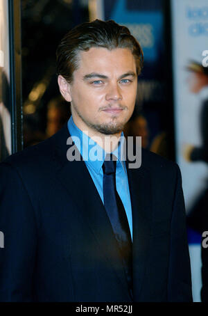 Leonardo DiCaprio en arrivant à la première de "Arrête-moi si tu peux" au Mann Village Theatre de Los Angeles. Le 16 décembre 2002. DiCaprioLeonardo41 Red Carpet Event, Vertical, USA, Cinéma, Célébrités, photographie, Bestof, Arts, Culture et divertissement, Célébrités Topix fashion / Vertical, Best of, événement dans la vie d'Hollywood, Californie - Tapis rouge et en backstage, USA, Cinéma, Célébrités, cinéma, télévision, Célébrités célébrités musique, photographie, Arts et culture, Bestof, divertissement, Topix headshot, vertical, une personne, à partir de l'an 2002, enquête tsuni@Gamm Banque D'Images