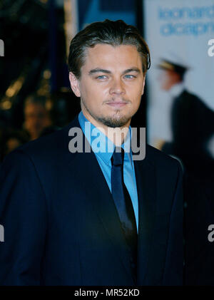 Leonardo DiCaprio en arrivant à la première de "Arrête-moi si tu peux" au Mann Village Theatre de Los Angeles. Le 16 décembre 2002. DiCaprioLeonardo42 Red Carpet Event, Vertical, USA, Cinéma, Célébrités, photographie, Bestof, Arts, Culture et divertissement, Célébrités Topix fashion / Vertical, Best of, événement dans la vie d'Hollywood, Californie - Tapis rouge et en backstage, USA, Cinéma, Célébrités, cinéma, télévision, Célébrités célébrités musique, photographie, Arts et culture, Bestof, divertissement, Topix headshot, vertical, une personne, à partir de l'an 2002, enquête tsuni@Ga Banque D'Images