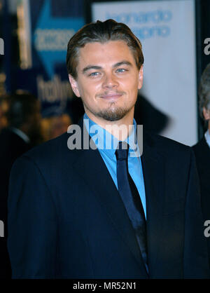 Leonardo DiCaprio en arrivant à la première de "Arrête-moi si tu peux" au Mann Village Theatre de Los Angeles. Le 16 décembre 2002. DiCaprioLeonardo89 Red Carpet Event, Vertical, USA, Cinéma, Célébrités, photographie, Bestof, Arts, Culture et divertissement, Célébrités Topix fashion / Vertical, Best of, événement dans la vie d'Hollywood, Californie - Tapis rouge et en backstage, USA, Cinéma, Célébrités, cinéma, télévision, Célébrités célébrités musique, photographie, Arts et culture, Bestof, divertissement, Topix headshot, vertical, une personne, à partir de l'an 2002, enquête tsuni@Gam Banque D'Images