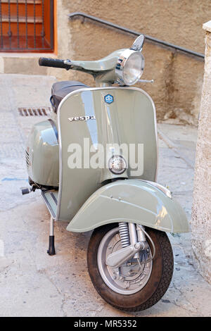 PORTO SANTO STEFANO, ITALIE - 18 juillet 2014 : classic Vespa est un des produits du dessin ou modèle industriel le plus célèbre et le plus souvent utilisé comme un Banque D'Images