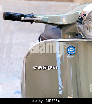 PORTO SANTO STEFANO, ITALIE - 18 juillet 2014 : classic Vespa est un des produits du dessin ou modèle industriel le plus célèbre et le plus souvent utilisé comme un Banque D'Images