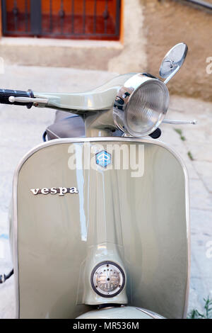 PORTO SANTO STEFANO, ITALIE - 18 juillet 2014 : classic Vespa est un des produits du dessin ou modèle industriel le plus célèbre et le plus souvent utilisé comme un Banque D'Images