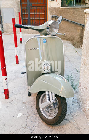 PORTO SANTO STEFANO, ITALIE - 18 juillet 2014 : classic Vespa est un des produits du dessin ou modèle industriel le plus célèbre et le plus souvent utilisé comme un Banque D'Images