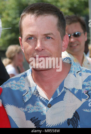 Michael J Fox arrivant à la première de Stuart Little 2 au Westwood Village Theatre de Los Angeles. 14 juillet, 2002. FoxMichaelJ04 Red Carpet Event, Vertical, USA, Cinéma, Célébrités, photographie, Bestof, Arts, Culture et divertissement, Célébrités Topix fashion / Vertical, Best of, événement dans la vie d'Hollywood, Californie - Tapis rouge et en backstage, USA, Cinéma, Célébrités, cinéma, télévision, Célébrités célébrités musique, photographie, Arts et culture, Bestof, divertissement, Topix headshot, vertical, une personne, à partir de l'an 2002, enquête tsuni@Gamma-USA.com Banque D'Images