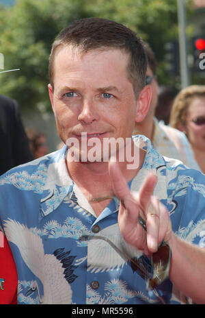 Michael J Fox arrivant à la première de Stuart Little 2 au Westwood Village Theatre de Los Angeles. 14 juillet, 2002. FoxMichaelJ05 Red Carpet Event, Vertical, USA, Cinéma, Célébrités, photographie, Bestof, Arts, Culture et divertissement, Célébrités Topix fashion / Vertical, Best of, événement dans la vie d'Hollywood, Californie - Tapis rouge et en backstage, USA, Cinéma, Célébrités, cinéma, télévision, Célébrités célébrités musique, photographie, Arts et culture, Bestof, divertissement, Topix headshot, vertical, une personne, à partir de l'an 2002, enquête tsuni@Gamma-USA.com Banque D'Images