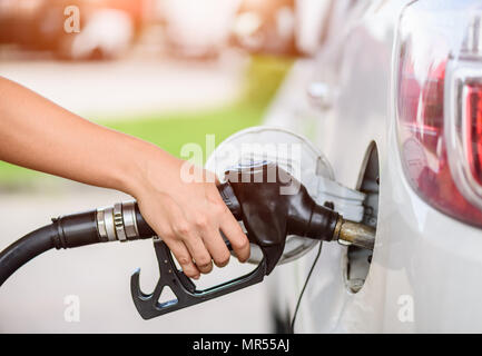Pompage de carburant essence femme en voiture à la station d'essence. Banque D'Images