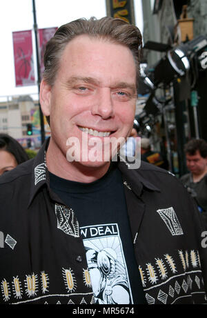 Raja Gosnell, le directeur d'arriver à la première de ' ' Scooby Doo au Chinese Theatre de Los Angeles. Le 8 juin 2002. GosnellRaja administrateur01 Red Carpet Event, Vertical, USA, Cinéma, Célébrités, photographie, Bestof, Arts, Culture et divertissement, Célébrités Topix fashion / Vertical, Best of, événement dans la vie d'Hollywood, Californie - Tapis rouge et en backstage, USA, Cinéma, Célébrités, cinéma, télévision, Célébrités célébrités musique, photographie, Arts et culture, Bestof, divertissement, Topix headshot, vertical, une personne, à partir de l'an 2002, enquête tsuni@Gamma-USA Banque D'Images