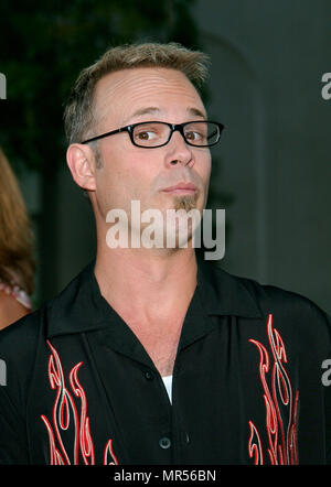 George Gray (Maillon), en arrivant à la partie d'Étoiles pour la nouvelle saison de NBC au Ritz Carlton à Pasadena, Los Angeles. Le 24 juillet 2002.  GrayGeorge WekestLink06 Red Carpet Event, Vertical, USA, Cinéma, Célébrités, photographie, Bestof, Arts, Culture et divertissement, Célébrités Topix fashion / Vertical, Best of, événement dans la vie d'Hollywood, Californie - Tapis rouge et en backstage, USA, Cinéma, Célébrités, cinéma, télévision, Célébrités célébrités musique, photographie, Arts et culture, Bestof, divertissement, Topix headshot, vertical, une personne, à partir de l'an , 2002 Banque D'Images