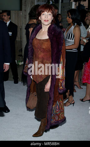 Frances Fisher arrivant à la première de ' l'In-Laws   au Cinerama Dome à Los Angeles. 19 mai 2003.FisherFrances029 Red Carpet Event, Vertical, USA, Cinéma, Célébrités, photographie, Bestof, Arts, Culture et divertissement, Célébrités Topix fashion / Vertical, Best of, événement dans la vie d'Hollywood, Californie - Tapis rouge et en backstage, USA, Cinéma, Célébrités, cinéma, télévision, Célébrités célébrités musique, photographie, Arts et culture, Bestof, divertissement, Topix, vertical, une seule personne, à partir de l'année 2003 , tsuni@Gamma-USA.com - Mode d'enquête, LengthFis complète Banque D'Images