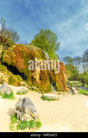 Monument naturel cascade Dreimühlen En Eifel allemand couvert de mousses en zone boisée de tomber dans la rivière Banque D'Images