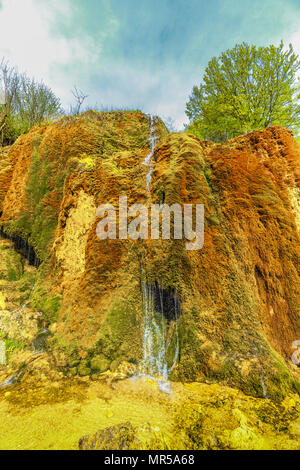 Monument naturel cascade Dreimühlen En Eifel allemand couvert de mousses en zone boisée de tomber dans la rivière Banque D'Images