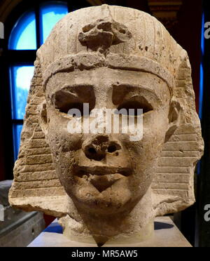 Tête colossale d'une statue royale de l'ancienne Egypte. Construit à partir de pierre Numulitic d'Alexandrie. En date du 300 AV. Banque D'Images