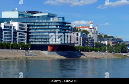 Photographie de prises de bâtiments le long du Danube à Bratislava, la capitale de la Slovaquie. Le château de Bratislava au toit rouge est visible. Le château date du 13e siècle et abrite le parlement slovaque. 21e siècle Banque D'Images