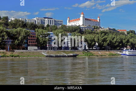 Photographie de prises de bâtiments le long du Danube à Bratislava, la capitale de la Slovaquie. Le château de Bratislava au toit rouge est visible. Le château date du 13e siècle et abrite le parlement slovaque. 21e siècle Banque D'Images