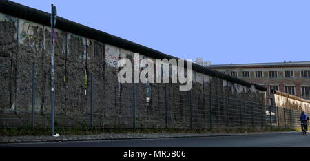 Photographie montrant certains des graffitis sur le mur de Berlin (Berliner Mauer). Le mur de Berlin qui a été une barrière de béton qui divisait Berlin de 1961 à 1989. Construit par la République démocratique allemande (RDA, Allemagne de l'Est) le mur complètement coupés de Berlin Ouest entourant l'Allemagne de l'Est et de l'Est jusqu'à ce que les fonctionnaires du gouvernement de Berlin a ouvert en novembre 1989. Sa démolition a commencé officiellement le 13 juin 1990 et a été achevé en 1992. En date du 21e siècle Banque D'Images