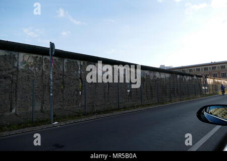 Photographie montrant certains des graffitis sur le mur de Berlin (Berliner Mauer). Le mur de Berlin qui a été une barrière de béton qui divisait Berlin de 1961 à 1989. Construit par la République démocratique allemande (RDA, Allemagne de l'Est) le mur complètement coupés de Berlin Ouest entourant l'Allemagne de l'Est et de l'Est jusqu'à ce que les fonctionnaires du gouvernement de Berlin a ouvert en novembre 1989. Sa démolition a commencé officiellement le 13 juin 1990 et a été achevé en 1992. En date du 21e siècle Banque D'Images