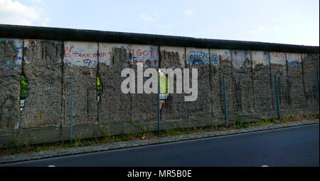 Photographie montrant certains des graffitis sur le mur de Berlin (Berliner Mauer). Le mur de Berlin qui a été une barrière de béton qui divisait Berlin de 1961 à 1989. Construit par la République démocratique allemande (RDA, Allemagne de l'Est) le mur complètement coupés de Berlin Ouest entourant l'Allemagne de l'Est et de l'Est jusqu'à ce que les fonctionnaires du gouvernement de Berlin a ouvert en novembre 1989. Sa démolition a commencé officiellement le 13 juin 1990 et a été achevé en 1992. En date du 21e siècle Banque D'Images