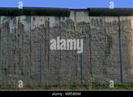 Photographie montrant certains des graffitis sur le mur de Berlin (Berliner Mauer). Le mur de Berlin qui a été une barrière de béton qui divisait Berlin de 1961 à 1989. Construit par la République démocratique allemande (RDA, Allemagne de l'Est) le mur complètement coupés de Berlin Ouest entourant l'Allemagne de l'Est et de l'Est jusqu'à ce que les fonctionnaires du gouvernement de Berlin a ouvert en novembre 1989. Sa démolition a commencé officiellement le 13 juin 1990 et a été achevé en 1992. En date du 21e siècle Banque D'Images