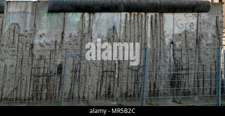 Photographie montrant certains des graffitis sur le mur de Berlin (Berliner Mauer). Le mur de Berlin qui a été une barrière de béton qui divisait Berlin de 1961 à 1989. Construit par la République démocratique allemande (RDA, Allemagne de l'Est) le mur complètement coupés de Berlin Ouest entourant l'Allemagne de l'Est et de l'Est jusqu'à ce que les fonctionnaires du gouvernement de Berlin a ouvert en novembre 1989. Sa démolition a commencé officiellement le 13 juin 1990 et a été achevé en 1992. En date du 21e siècle Banque D'Images