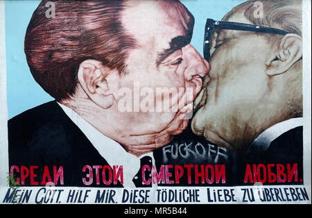 Photo d'un graffiti sur le mur de Berlin représentant Leonid Brejnev (1906-1982) l'ancien secrétaire général du Comité central du Parti communiste de l'Union soviétique, Erich Honneker (1912-1994) un homme politique allemand, qui, en tant que Secrétaire général de l'Unité socialiste, conduit la République démocratique allemande de 1971 jusqu'à ce que les semaines précédant la chute du Mur de Berlin . En date du 21e siècle Banque D'Images