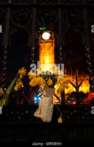 Photographie montrant les hommages placés à l'extérieur du Parlement à Londres, après le 22 mars 2017, une attaque terroriste. L'attaquant, 52 ans, la Britannique Khalid Masood, conduisait une voiture dans les piétons sur le trottoir le long du côté sud de Westminster Bridge et Bridge Street, blessant plus de 50 personnes, dont quatre mortels. En date du 21e siècle Banque D'Images