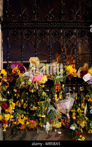 Photographie montrant les hommages placés à l'extérieur du Parlement à Londres, après le 22 mars 2017, une attaque terroriste. L'attaquant, 52 ans, la Britannique Khalid Masood, conduisait une voiture dans les piétons sur le trottoir le long du côté sud de Westminster Bridge et Bridge Street, blessant plus de 50 personnes, dont quatre mortels. En date du 21e siècle Banque D'Images