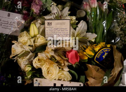 Photographie montrant les hommages placés à l'extérieur du Parlement à Londres, après le 22 mars 2017, une attaque terroriste. L'attaquant, 52 ans, la Britannique Khalid Masood, conduisait une voiture dans les piétons sur le trottoir le long du côté sud de Westminster Bridge et Bridge Street, blessant plus de 50 personnes, dont quatre mortels. En date du 21e siècle Banque D'Images