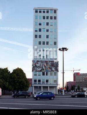 L'architecture communiste est-allemand avec un bloc de bureau ; l'époque communiste, murale dédiée à pharmaseutical la production. Berlin, Allemagne 2017 Banque D'Images