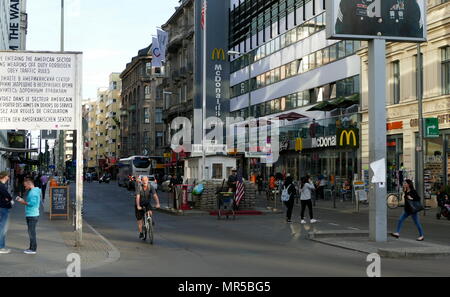 Photographie de Checkpoint Charlie (ou point de contrôle 'C') était le nom donné par les alliés occidentaux de la plus connue au point de passage du mur de Berlin entre Berlin Est et Berlin Ouest pendant la guerre froide (1947-1991). Banque D'Images