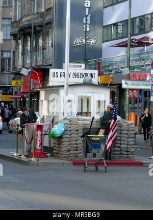 Photographie de Checkpoint Charlie (ou point de contrôle 'C') était le nom donné par les alliés occidentaux de la plus connue au point de passage du mur de Berlin entre Berlin Est et Berlin Ouest pendant la guerre froide (1947-1991). Banque D'Images