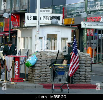 Photographie de Checkpoint Charlie (ou point de contrôle 'C') était le nom donné par les alliés occidentaux de la plus connue au point de passage du mur de Berlin entre Berlin Est et Berlin Ouest pendant la guerre froide (1947-1991). Banque D'Images
