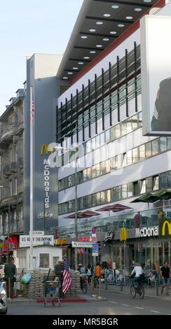 Photographie de Checkpoint Charlie (ou point de contrôle 'C') était le nom donné par les alliés occidentaux de la plus connue au point de passage du mur de Berlin entre Berlin Est et Berlin Ouest pendant la guerre froide (1947-1991). Banque D'Images