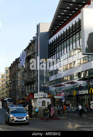 Photographie de Checkpoint Charlie (ou point de contrôle 'C') était le nom donné par les alliés occidentaux de la plus connue au point de passage du mur de Berlin entre Berlin Est et Berlin Ouest pendant la guerre froide (1947-1991). Banque D'Images