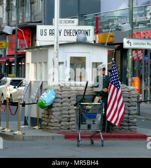 Photographie de Checkpoint Charlie (ou point de contrôle 'C') était le nom donné par les alliés occidentaux de la plus connue au point de passage du mur de Berlin entre Berlin Est et Berlin Ouest pendant la guerre froide (1947-1991). Banque D'Images