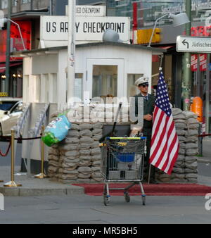 Photographie de Checkpoint Charlie (ou point de contrôle 'C') était le nom donné par les alliés occidentaux de la plus connue au point de passage du mur de Berlin entre Berlin Est et Berlin Ouest pendant la guerre froide (1947-1991). Banque D'Images