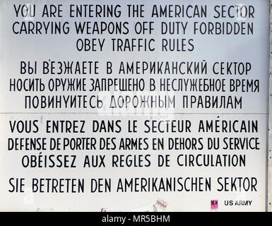 Photographie de Checkpoint Charlie (ou point de contrôle 'C') était le nom donné par les alliés occidentaux de la plus connue au point de passage du mur de Berlin entre Berlin Est et Berlin Ouest pendant la guerre froide (1947-1991). Banque D'Images