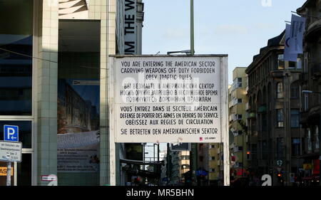 Photographie de Checkpoint Charlie (ou point de contrôle 'C') était le nom donné par les alliés occidentaux de la plus connue au point de passage du mur de Berlin entre Berlin Est et Berlin Ouest pendant la guerre froide (1947-1991). Banque D'Images