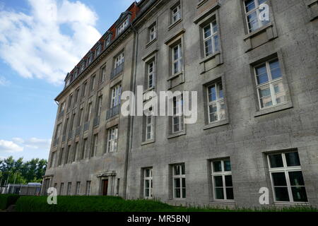 Photographie de l'extérieur de la résistance allemande Memorial Centre (Gedenkstätte Deutscher Widerstand), un mémorial et musée de Berlin. Partie de la Bendlerblock, un complexe de bureaux en Stauffenbergstrasse. C'est ici que le colonel Claus Schenk Graf von Stauffenberg (Etats-Unis 2000-2004) et d'autres membres de l'échec 20 juillet 1944 complot qui a tenté d'assassiner Adolf Hitler ont été exécutés. En date du 21e siècle Banque D'Images