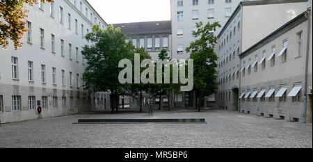 Photographie de l'extérieur de la résistance allemande Memorial Centre (Gedenkstätte Deutscher Widerstand), un mémorial et musée de Berlin. Partie de la Bendlerblock, un complexe de bureaux en Stauffenbergstrasse. C'est ici que le colonel Claus Schenk Graf von Stauffenberg (Etats-Unis 2000-2004) et d'autres membres de l'échec 20 juillet 1944 complot qui a tenté d'assassiner Adolf Hitler ont été exécutés. En date du 21e siècle Banque D'Images