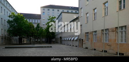 Photographie de l'extérieur de la résistance allemande Memorial Centre (Gedenkstätte Deutscher Widerstand), un mémorial et musée de Berlin. Partie de la Bendlerblock, un complexe de bureaux en Stauffenbergstrasse. C'est ici que le colonel Claus Schenk Graf von Stauffenberg (Etats-Unis 2000-2004) et d'autres membres de l'échec 20 juillet 1944 complot qui a tenté d'assassiner Adolf Hitler ont été exécutés. En date du 21e siècle Banque D'Images