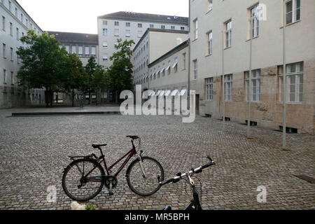 Photographie de l'extérieur de la résistance allemande Memorial Centre (Gedenkstätte Deutscher Widerstand), un mémorial et musée de Berlin. Partie de la Bendlerblock, un complexe de bureaux en Stauffenbergstrasse. C'est ici que le colonel Claus Schenk Graf von Stauffenberg (Etats-Unis 2000-2004) et d'autres membres de l'échec 20 juillet 1944 complot qui a tenté d'assassiner Adolf Hitler ont été exécutés. En date du 21e siècle Banque D'Images