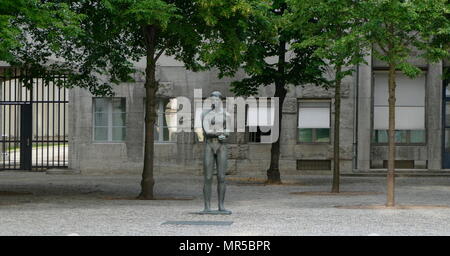 Photographie de l'extérieur de la résistance allemande Memorial Centre (Gedenkstätte Deutscher Widerstand), un mémorial et musée de Berlin. Partie de la Bendlerblock, un complexe de bureaux en Stauffenbergstrasse. C'est ici que le colonel Claus Schenk Graf von Stauffenberg (Etats-Unis 2000-2004) et d'autres membres de l'échec 20 juillet 1944 complot qui a tenté d'assassiner Adolf Hitler ont été exécutés. En date du 21e siècle Banque D'Images