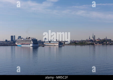 Bateau de croisière Norwegian Cruise Line Norwegian Breakaway et Aida Cruises navire amarré dans le port de Tallinn AIDAmar Banque D'Images