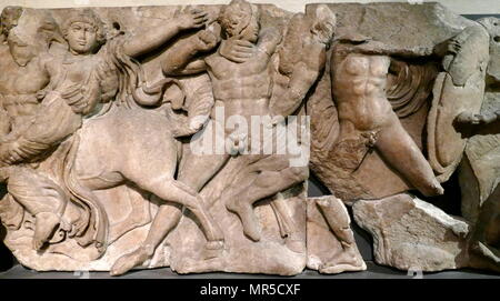 La Frise Bassae comprend une série de sculptures en relief du Temple d'Apollon Epikourios à Bassae, Grèce. Il a été découvert en 1811 par Carl Haller et Charles Cockerell. Du style de la frise il appartient à la grande période classique, probablement autour de 400 avant J.-C. sculpté Banque D'Images