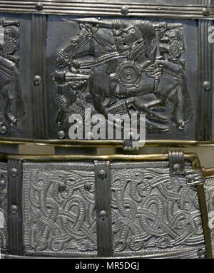 Reconstruction de la casque de Sutton Hoo, décoré d'un casque anglo-saxon découvert pendant les fouilles de 1939 le navire Sutton Hoo-enterrement. Enterré autour de 625 AD. Il est soupçonné d'avoir été le casque du Roi Raedwald ; pour qui sa décoration peut avoir donné une fonction secondaire presque semblable à une couronne. Banque D'Images