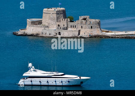 Grande salle motor yacht en mer devant le Château de Bourtzi de Nauplie, Grèce Banque D'Images