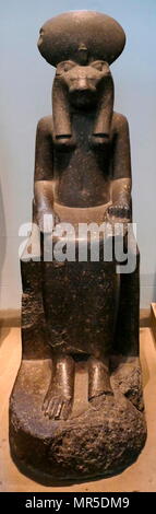 Statue de granit noir de la déesse Sakhmet, du temple de Mout, Thèbes, Égypte. vers 1400 av. Dans la mythologie égyptienne, Sekhmet est une déesse guerrière et déesse de la guérison Banque D'Images