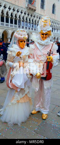 Présence en costume au Carnaval de Venise (Carnevale di Venezia), un festival annuel de Venise, Italie. A commencé à se souvenir d'une victoire de la 'Serenissima Repubblica' contre le patriarche d'Aquilée, dans l'année 1162. En l'honneur de cette victoire, les gens ont commencé à danser et à se rassembler à la place San Marco. Banque D'Images