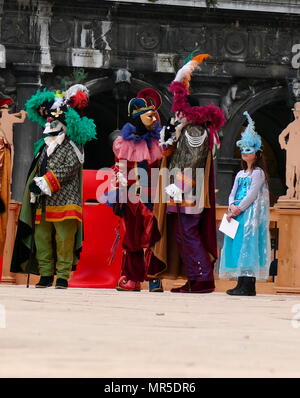 Présence en costume au Carnaval de Venise (Carnevale di Venezia), un festival annuel de Venise, Italie. A commencé à se souvenir d'une victoire de la 'Serenissima Repubblica' contre le patriarche d'Aquilée, dans l'année 1162. En l'honneur de cette victoire, les gens ont commencé à danser et à se rassembler à la place San Marco. Banque D'Images